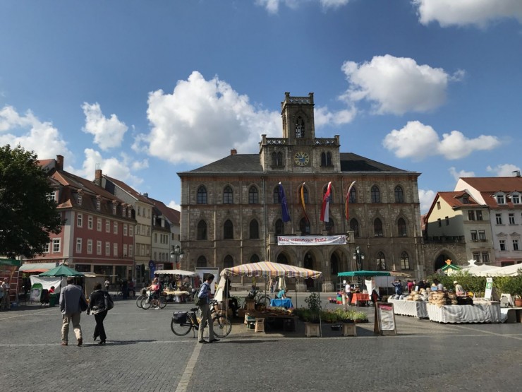 Markt med rådhuset i bakgrunnen og et par seriøse pølseboder i forgrunnen. Foto: © ReisDit.no