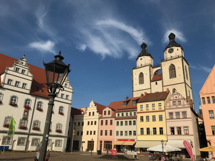 Lutherstadt Wittenbergs Marktplatz med Rathaus og Stadtkirches tårn. Foto: © ReisDit.no