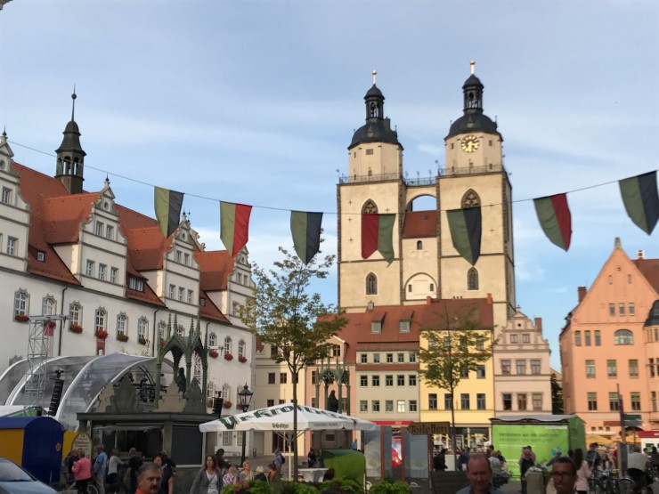 Wittenbergs Marktplatz med Stadtkirche bak husrekken. Foto: © ReisDit.no