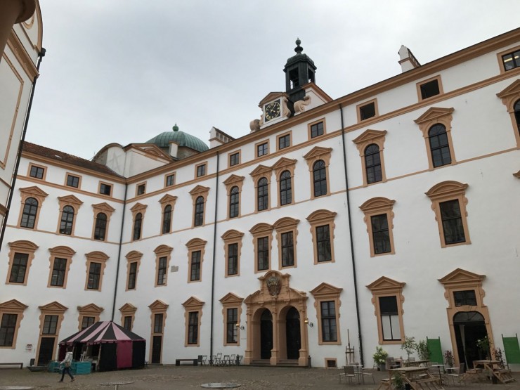 Schloss Celle sett fra innsiden - borggården er stor. Foto: © ReisDit.no