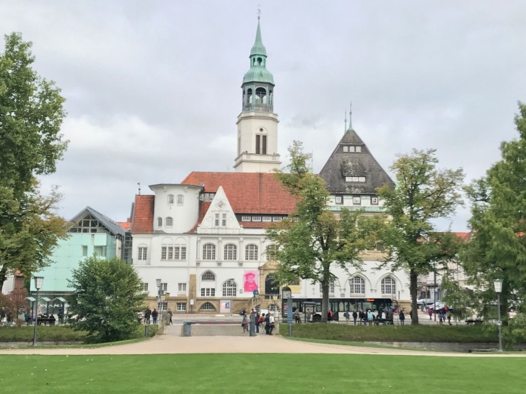 Sett fra Schloss Celle: Bomann Museum til venstre og Rathaus til høyre. Foto: © ReisDit.no