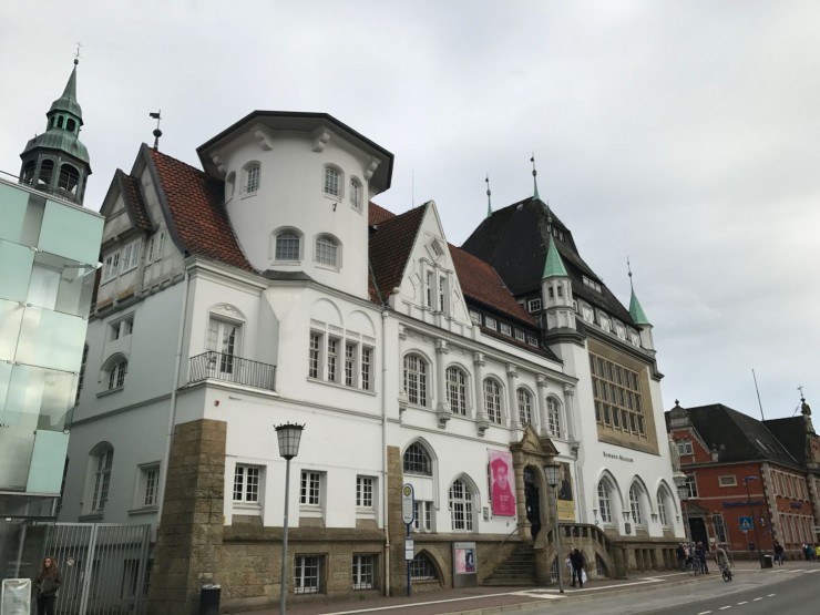 Bomann-museum er nærmeste nabo til slottet. Foto: © ReisDit.no