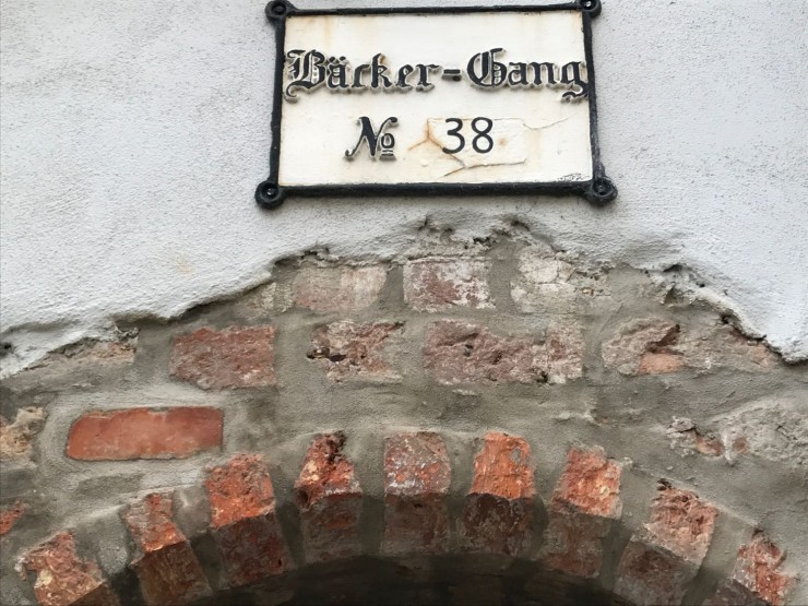 De mange smalgangene i Lübeck har yrkesnavn - her er bakergangen. Foto: © ReisDit.no